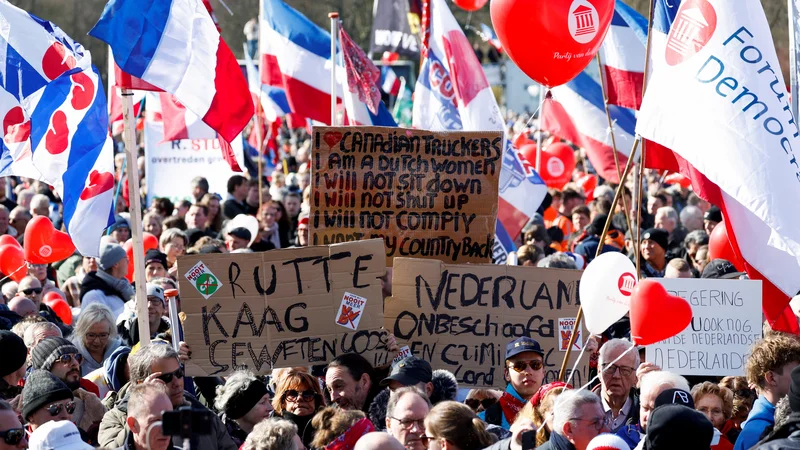 Nizozemski kmetje so zadnji konec tedna na ulice odšli s transparenti, na katerih so zanikali obstoj problemov z izpusti dušika, ter vihrali z narobe obrnjenimi nizozemskimi zastavami, simbolom njihovega upora. Foto: Piroschka van de Wouw/Reuters