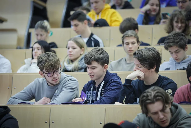 Spremembe vpisnih pogojev ne vplivajo le na dijake, ampak tudi na študente, ki so se na študij vpisali s poklicno maturo in bi morda želeli zamenjati smer študija. FOTO: Jože Suhadolnik/Delo
