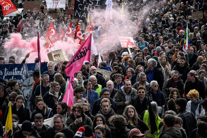 Nezadovoljstvo s pokojninsko reformo so izrazili tudi protestniki v Nantesu. FOTO:&nbsp;Loic Venance/AFP
