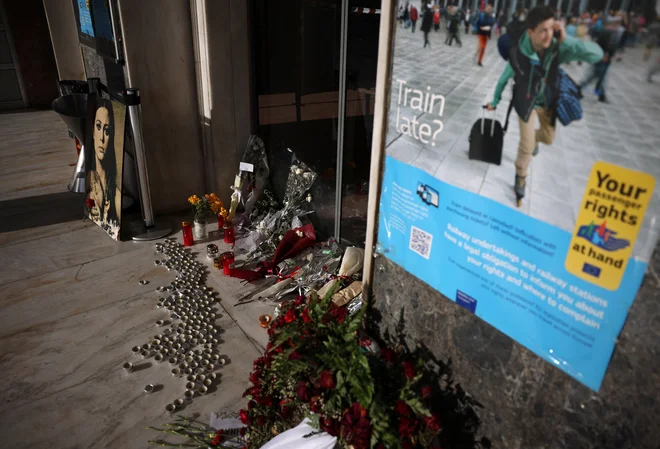V trčenju potniškega in tovornega vlaka pri Larisi v začetku meseca je umrlo 57 ljudi, večinoma mladih. FOTO: Stoyan Nenov/Reuters

