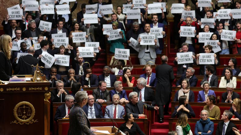 Fotografija: Poslanci so v znak protesta peli Marsejezo. FOTO: Pascal Rossignol/Reuters
