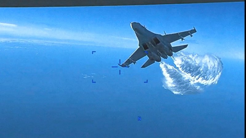 Fotografija: Rusko vojaško letalo Su-27 med napadom na ameriško brezpilotno letalo nad mednarodnimi vodami Črnega morja. FOTO: U. S. European Command/Reuters
