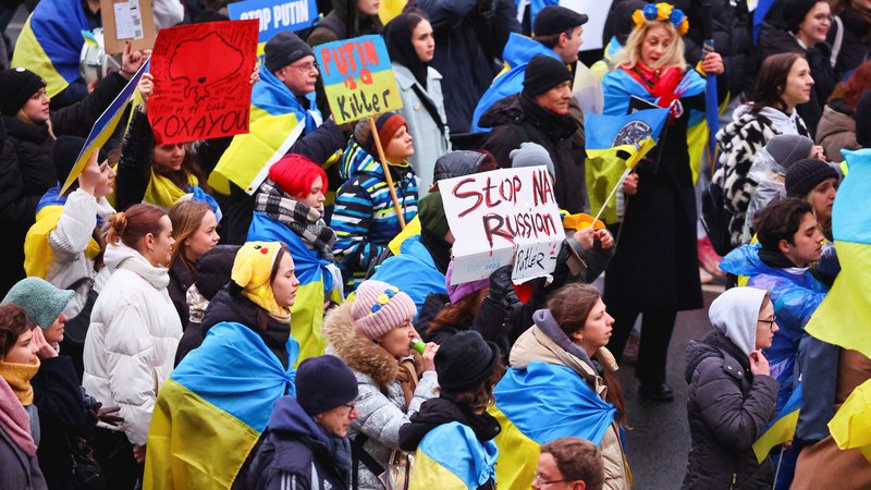 Fotografija: Ob prvi obletnici vojne v Ukrajini je na ulicah Berlina potekal protest, na katerem so mnogi izkazali svoje nestrinjanje z rusko agresijo. Foto: Fabrizio Bensch Reuters
