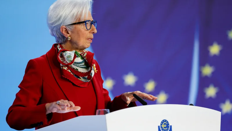 Fotografija: Predsednica ECB Christine Lagarde je ob pretresih v ameriških bankah in Credit Suisse poudarila, da je evropski bančni sistem odporen, kapitalsko močan in tudi ustrezno likvidnostno podprt. FOTO: Heiko Becker/Reuters