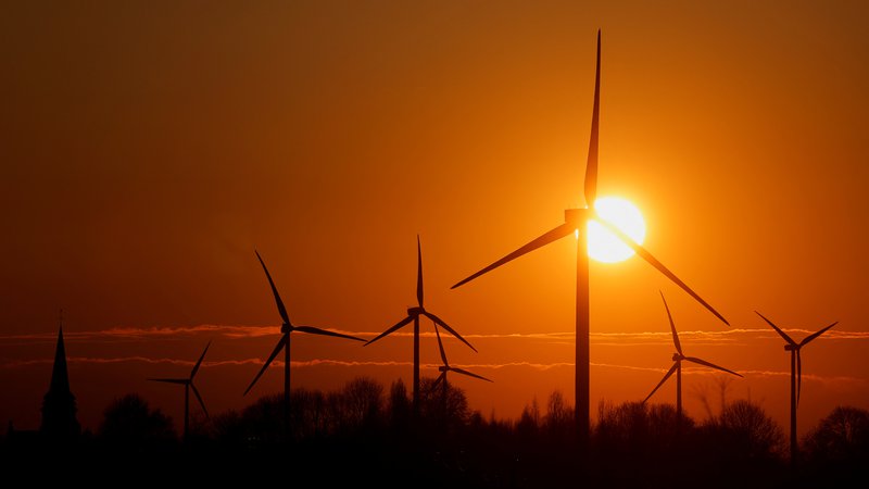 Fotografija: Med strateškimi sektorji s posebno obravnavo so vetrne turbine, toplot­ne črpalke, fotovoltaika, vodik, shranjevanje CO2 in bioplin.

Foto Pascal Rossignol/Reuters

