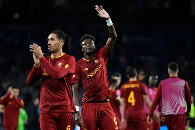 Angleža Tammy Abraham in Chris Smalling sta se zahvalila navijačem Rome. FOTO: Ander Gillenea/AFP
