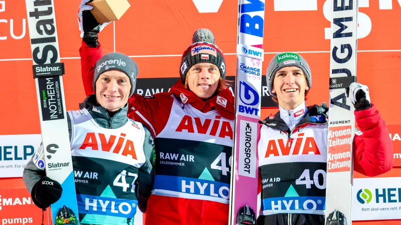 Fotografija: Anže Lanišek (levo) je včeraj zaostal le za Poljakom Dawidom Kubackim. Na tretjo stopnico se je povzpel Avstrijec Daniel Tschofenig (desno). FOTO: Geir Olsen/AFP
