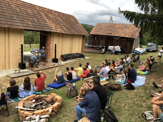 Avgusta bosta Alex Papp in Tjaša Rener gostila umetnike in profesorje iz Gane, konec istega meseca pa pripravljata še festival, ki bo imel še bogatejši program kot lani. FOTO: osebni arhiv
