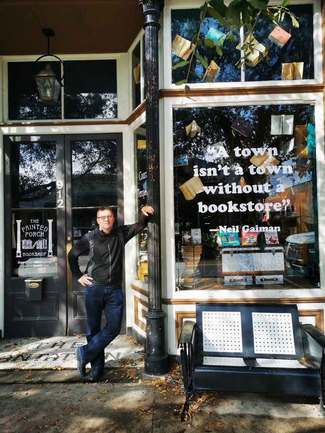Ryan Holiday v knjigarni The Painted Porch ponuja premišljeno izbrane knjige s trajno vrednostjo, živi pa tudi od njihove spletne prodaje in pošiljanja knjig po vsej Ameriki in Kanadi. FOTO: Samo Rugelj
