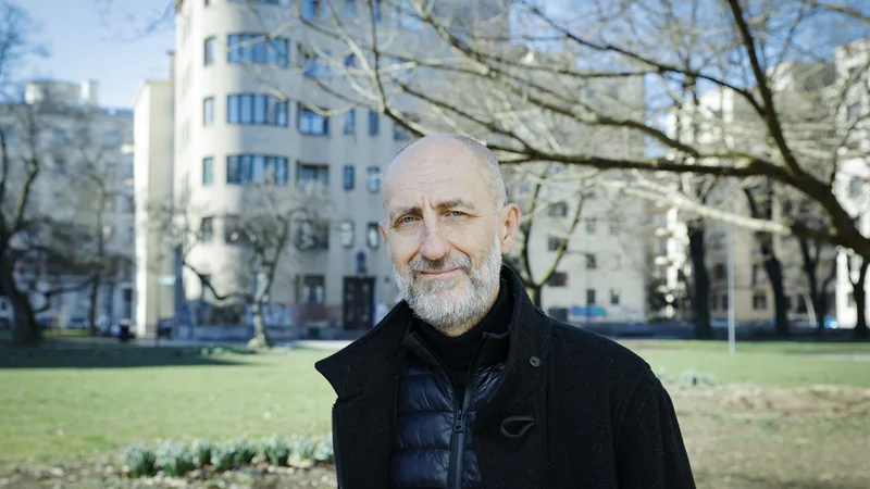 Fotografija: Esad Babačić, pesnik, pisatelj: Zato večkrat pravim, da smo bili mi otroci, ki smo prišli iz prihodnosti. To govorim zato, ker smo v poeziji v svojih verzih napovedali, kaj se nam bo kasneje zgodilo.  FOTO: Jože Suhadolnik/Delo
