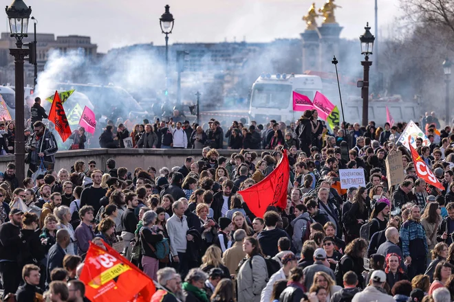 Na protestih so izbruhnili izgredi in spopadi s policijo. FOTO: Thomas Samson/AFP
