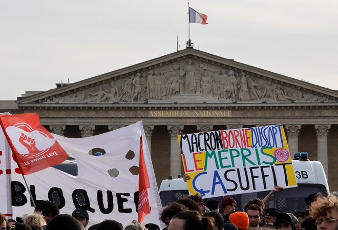 Francoska vlada je z aktivacijo člena 49.3 v ustavi razburila javnost. FOTO: Pascal Rossignol/Reuters
