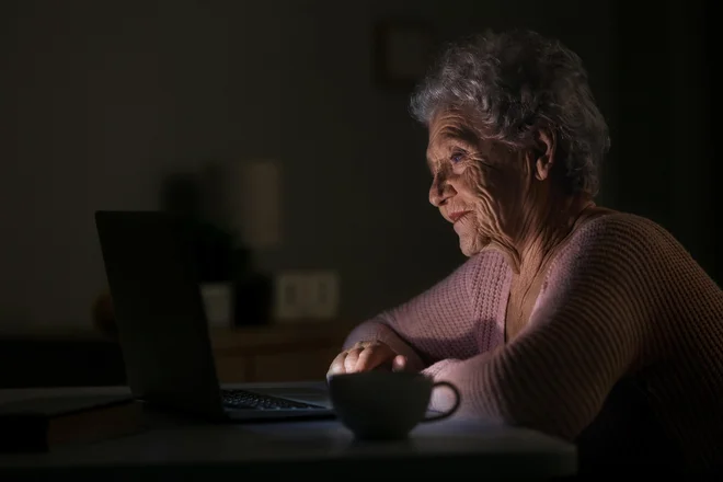 Prevaranti osamljene ženske spretno zvabijo v past, iz katere se ne znajo rešiti več mesecev, včasih celo več let. FOTO: Shutterstock