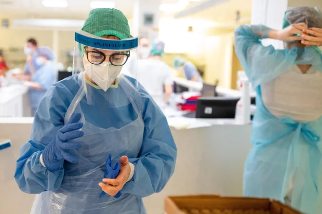 Vlada ni opredelila pojma nadpovprečna ogroženost in pojma čezmerna obremenjenost zaradi obvladovanja epidemije. FOTO: Voranc Vogel/Delo
