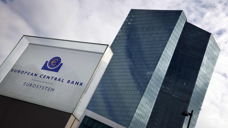 Fotografija: Ob pretresih v tujih bankah tudi evrski centralni bankirji ta teden živahno sestankujejo. FOTO: Daniel Roland/AFP
