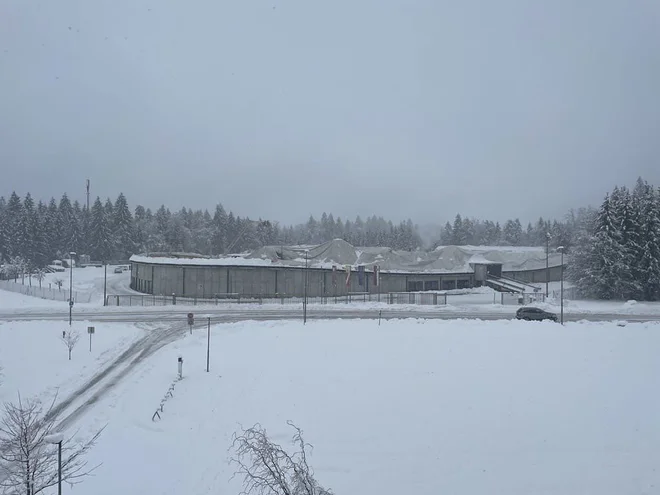 Na velodromu v Novem mestu je teža snega podrla staro streho, zdaj postavljajo novo. FOTO: KZS/facebook
