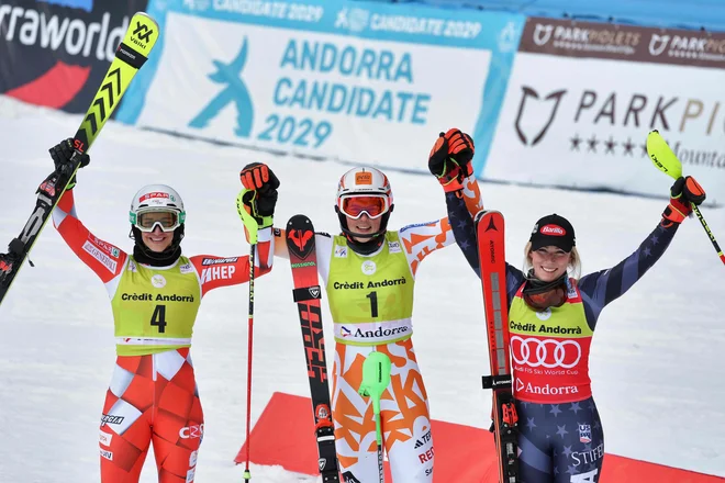 Na zadnjem slalomu sezone so se na stopničke uvrstile Petra Vlhova, Leona Popiović in Mikaela Shiffrin. FOTO:&nbsp;Charly Triballeau/AFP
