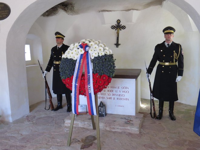 Častna straža Slovenske vojske v spominski kapeli na Javorovici. FOTO: Bojan Rajšek/Delo
