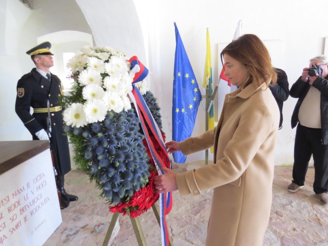 Venec v spomin padlim je položila tudi podpredsednica vlade in zunanja ministrica Tanja Fajon. FOTO: Bojan Rajšek/Delo
