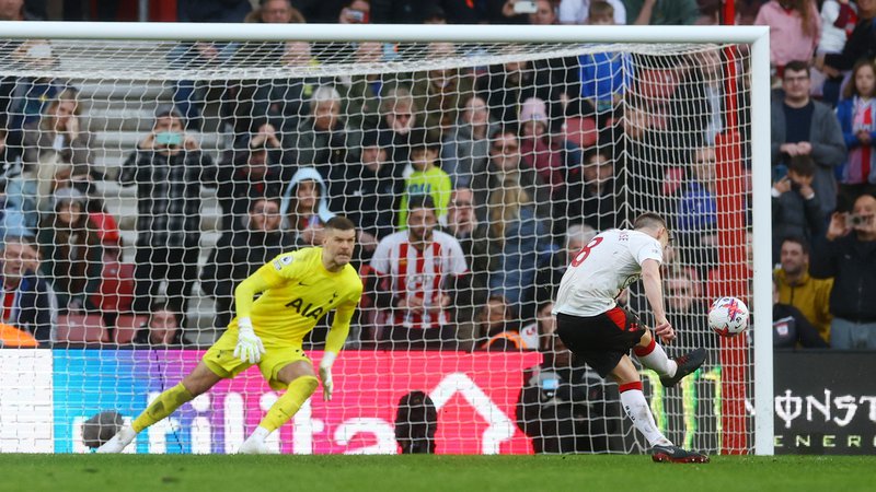 Fotografija: James Ward-Prowse je z zadeto enajstmetrovko Southamptonu prinesel točko proti Tottenhamu. FOTO: Paul Childs/Reuters
