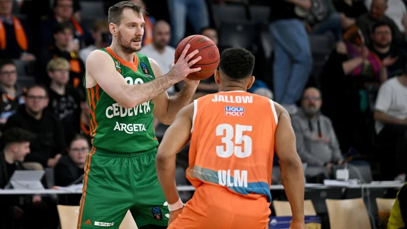 Fotografija: Zoran Dragić je prispeval svoje k zmagi nad Cibono. FOTO: Cedevita Olimpija