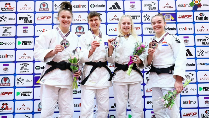 Fotografija: Anja Štangar (druga z leve) se je ovenčala z zlato lovoriko na turnirju v Rigi. FOTO: Roberts Voskans/Sportafoto.com/EJU