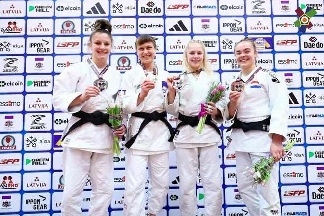 Anja Štangar (druga z leve) se je ovenčala z zlato lovoriko na turnirju v Rigi.&nbsp;FOTO:&nbsp;Roberts Voskans/Sportafoto.com/EJU
