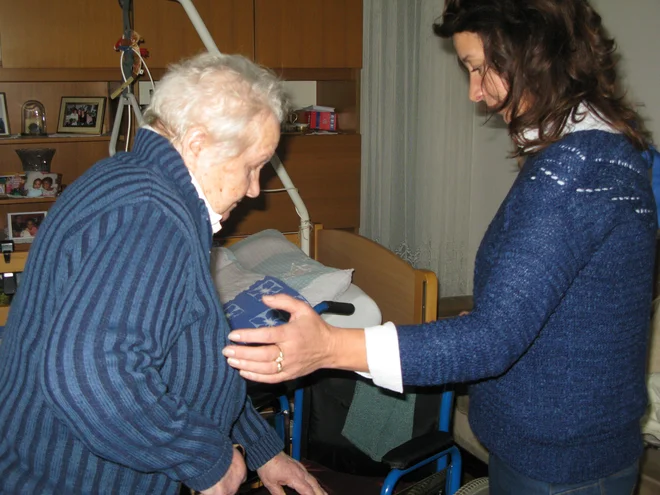 Poleg pomoči za oskrbo bolnika neformalni oskrbovalci tudi sami potrebujejo podporo. FOTO: arhiv Dela
