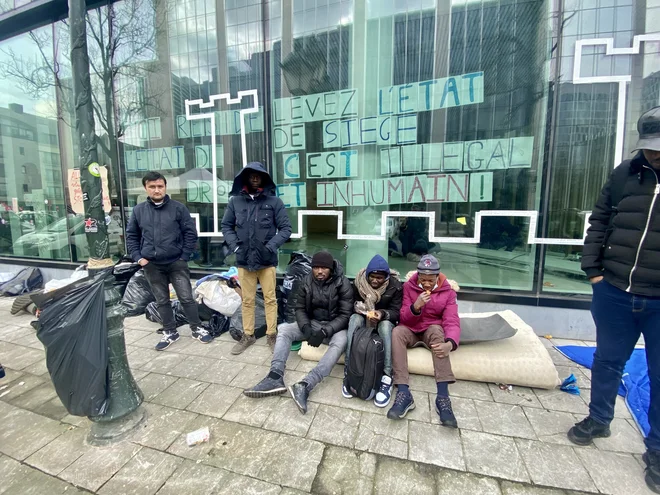 Očitno je, da je belgijski sistem doživel kolaps, saj v prenapolnjenih azilnih centrih po državi ni več prostora. FOTO: Peter Žerjavič/DELO
