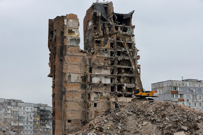 Putin se je seznanil s potekom obnove mesta, ki je bilo lani popolnoma uničeno. FOTO:Alexander Ermochenko/Reuters
