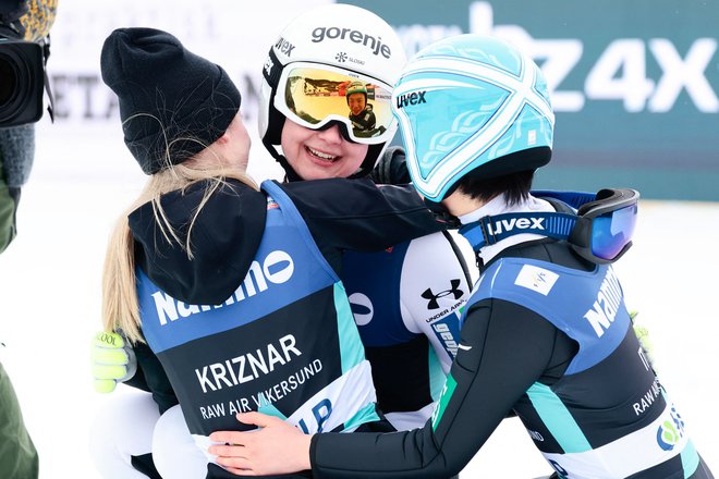 Nika Križnar (levo) in Juki Ito (desno) sta se veselili z Emo Klinec. FOTO: Geir Olsen/AFP
