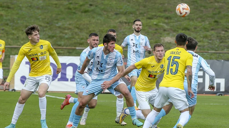 Fotografija: Nogometašem Bravo je precej odleglo po nedeljskem uspehu. FOTO: Jože Suhadolnik/Delo