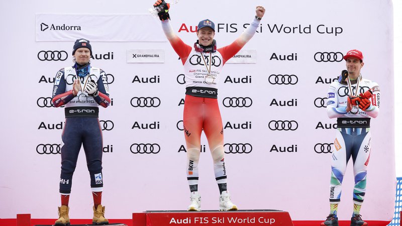 Fotografija: Najboljši trije veleslalomisti sezone so Marco Odermatt, Hernik Kristoffersen in Žan Kranjec (z leve). FOTO: Albert Gea/Reuters
