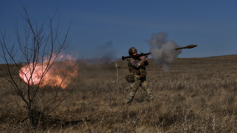 Fotografija: Ukrajinski vojak med vajo izstreljuje protitankovsko granato. Nadaljnje zagotavljanje orožja in streliva za obrambo Ukrajine je velik zalogaj za EU. FOTO: Reuters
