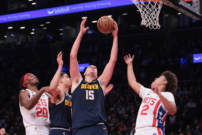 Srbski zvezdnik Nikola Jokić je blestel z 22 točkami, 17 skoki in&nbsp;desetimi podajami. FOTO: Vincent Carchietta/Usa Today Sports
