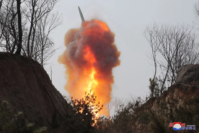 Raketa je sodeč po poročilu letela približno 800 kilometrov v smeri Vzhodnega morja, kakor se tudi imenuje Japonsko morje, nakar naj bi 800 metrov nad ciljem eksplodirala. FOTO: AFP

