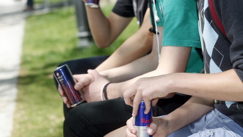 Fotografija: Energijske pijače pije več kot tretjina mladostnikov, od tega vsak šesti 11-letnik in vsak drugi 15-letnik. FOTO: Mavric Pivk
