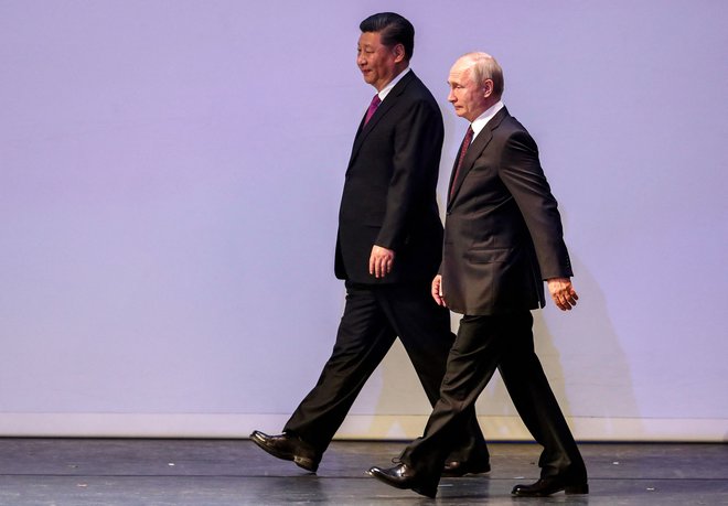 Vladimir Putin in Xi Jinping (fotografija je arhivska). FOTO: Sergej Ilnicki/AFP
