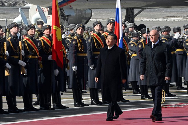 Xi Jinping s podpredsednikom ruske vlade Dimitrijem Černišenkom na pozdravni slovesnosti ob prihodu v Moskvo. FOTO: Anatolij Zdanov/AFP
