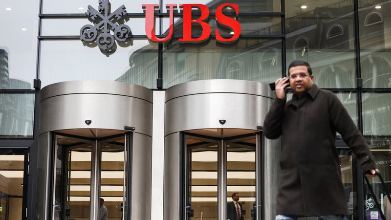 Fotografija: Tečaji bančnih delnic - tudi UBS. ki je prevzela problematično Credit Suisse,, so sprva padali, nato pa se je tekom dneva trend obrnil rahlo navzgor.  Foto Henry Nicholls/Reuters
