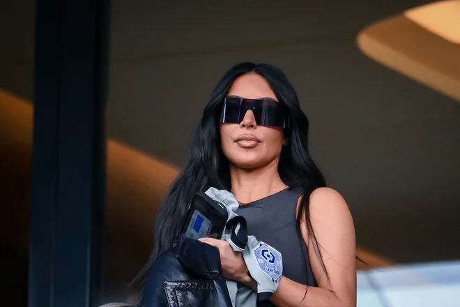 Ena od najslavnejših vplivnic Kim Kardashian je obiskala Arsenalovo tekmo v evropski ligi, ki jo je izgubil proti Sportingu, včeraj pa je bila na Parku princev, kjer se je končal niz brez porazov Paris St. Germaina dolg 715 dni. FOTO: Franck Fife/AFP
