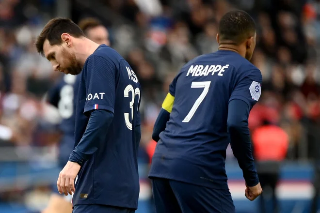 Lionel Messi (levo) je vse bliže odhodu iz PSG, saj so navijači  prepričani, da ne igra s srcem. FOTO: Franck Fife/AFP
