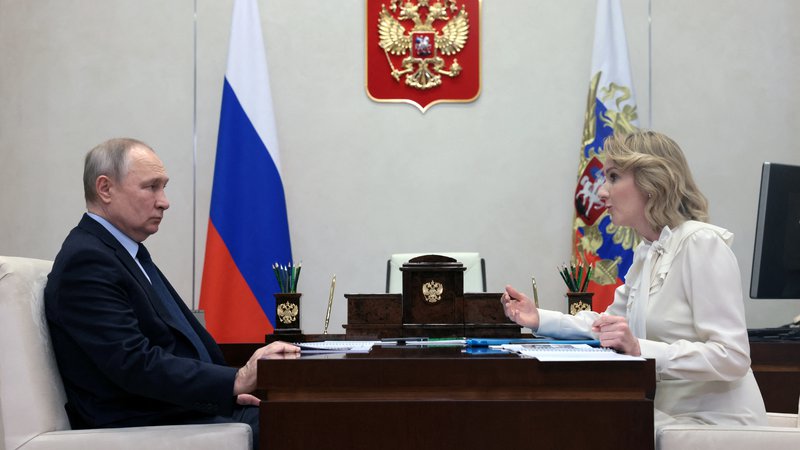 Fotografija: Pred imenovanjem na sedanji položaj je bila Maša Lvova-Belova (na fotografiji z Vladimirjem Putinom) kot zvest kader vedno bolj avtokratske ruske nomenklature članica zgornjega doma ruskega parlamenta, sveta federacije. FOTO: Mihail Metzel/Sputnik/Reuters
