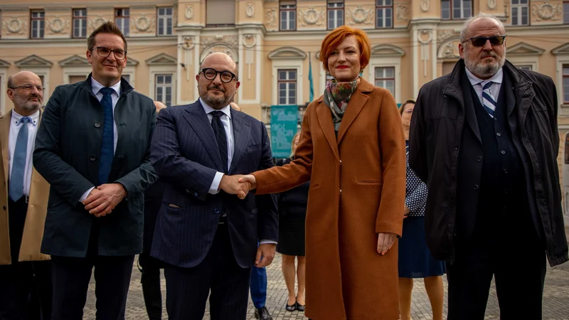 Srečanje ministrov in županov se je začelo na Trgu Evropa. Z leve: novogoriški župan Samo Turel, minister za kulturo Gennaro Sangiuliano, ministrica za kulturo Asta Vrečko in goriški župan Rodolfo Ziberna. FOTO:&nbsp;Luka Carlevaris
