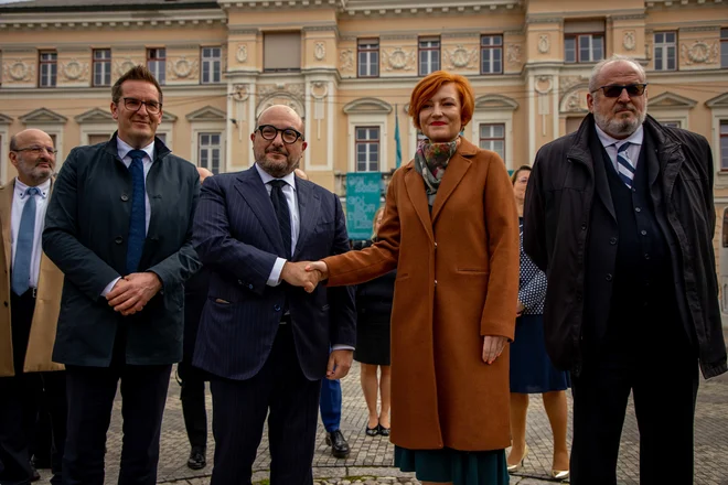 Srečanje ministrov in županov se je začelo na Trgu Evropa. Z leve: novogoriški župan Samo Turel, minister za kulturo Gennaro Sangiuliano, ministrica za kulturo Asta Vrečko in goriški župan Rodolfo Ziberna. FOTO:&nbsp;Luka Carlevaris
