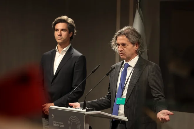 Premier Robert Golob je odgovarjal tudi na vprašamnje o romunskem bančnem računu. FOTO: Črt Piksi
