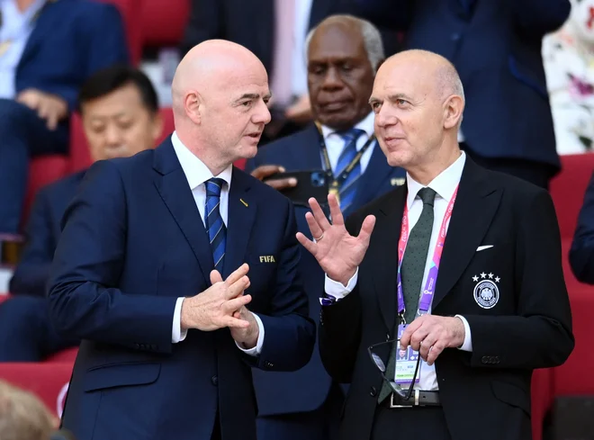 Predsednik Fife Gianni Infantino (levo) ne uživa podpore Nemške nogometne zveze, ki jo vodi Bernd Neuendorf (desno). FOTO: Annegret Hilse/Reuters
