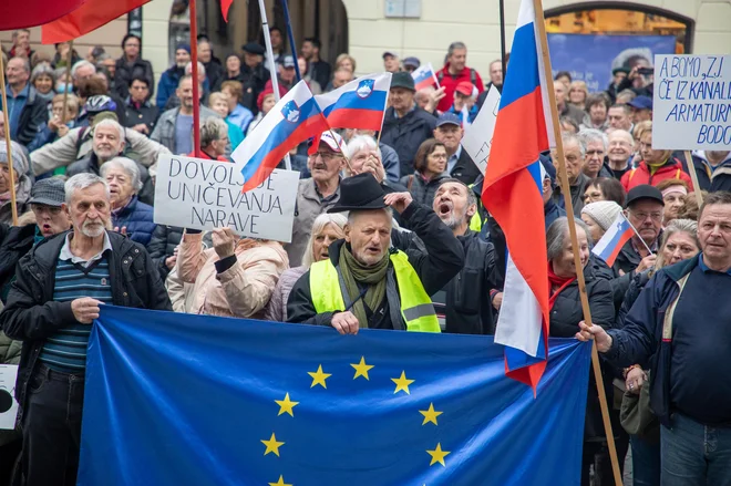 Protesta, namenjenega varovanju pitne vode in javnemu zdravstvu, se je udeležilo nekaj sto udeležencev .FOTO: Voranc Vogel/Delo
