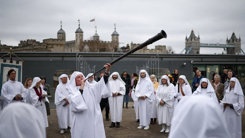 Fotografija: Člani druidskega reda so včeraj sodelovali na slovesnosti ob spomladanskem enakonočju na Tower Hillu v Londonu. Foto: Henry Nicholls/Reuters
