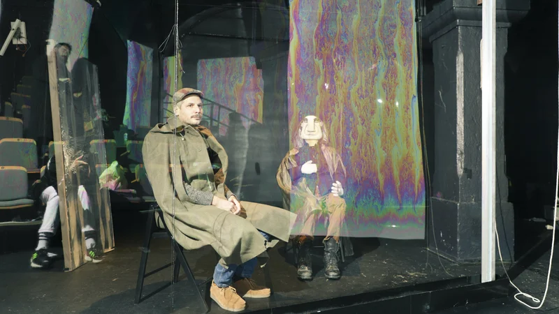 Fotografija: Scenska zasnova v kombinaciji z igralskimi kreacijami zgodbo romana poglablja prek sredstev, ki se oddaljujejo od romanesknih prvin, a ostajajo zveste njihovemu kodu. FOTO: Marijo Zupanov